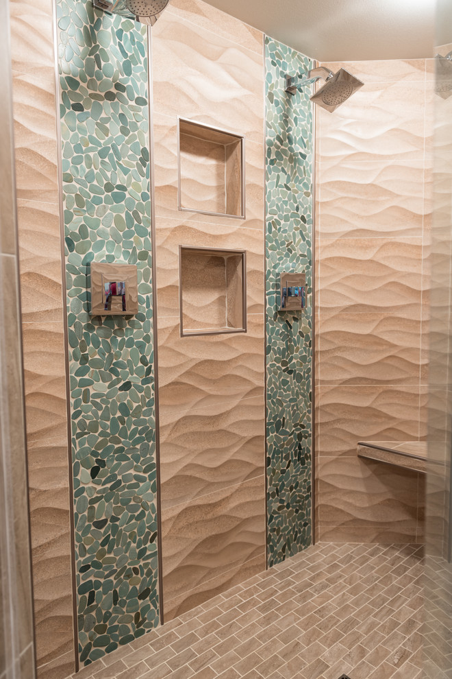 Esempio di una grande stanza da bagno padronale con doccia doppia, piastrelle beige, piastrelle in gres porcellanato, pareti beige, pavimento in gres porcellanato e top piastrellato