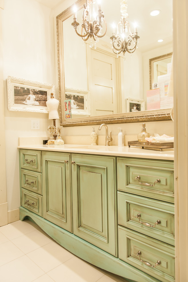 Diseño de cuarto de baño clásico con armarios con paneles con relieve, puertas de armario verdes y paredes blancas
