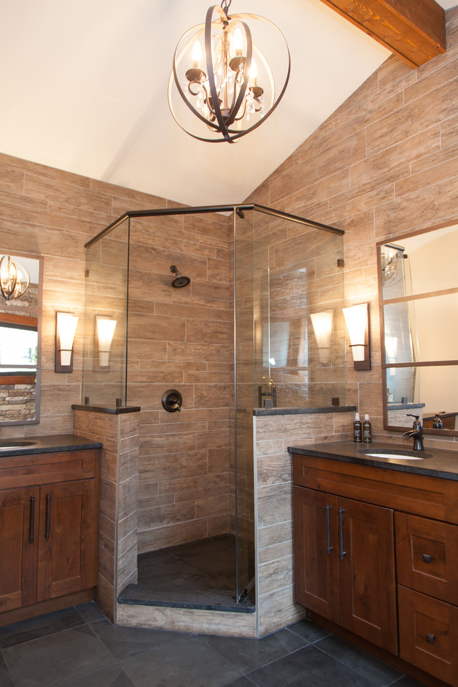 Imagen de cuarto de baño principal rural de tamaño medio con lavabo bajoencimera, armarios estilo shaker, puertas de armario de madera en tonos medios, encimera de granito, ducha esquinera, baldosas y/o azulejos marrones, baldosas y/o azulejos de porcelana y suelo de pizarra