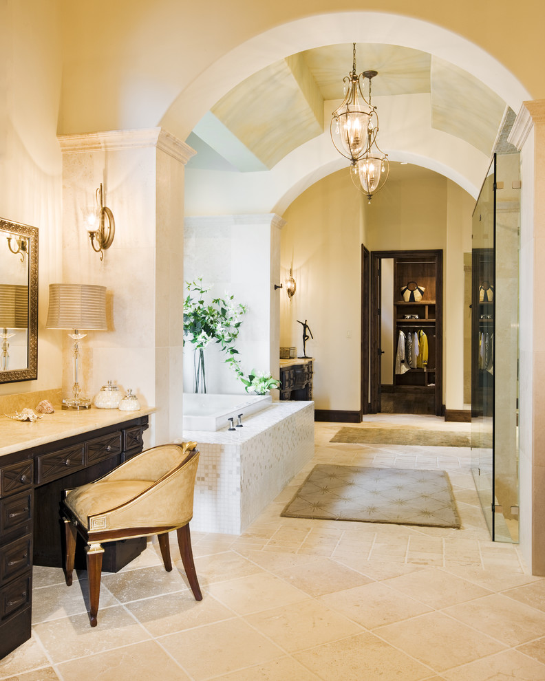 На фото: ванная комната в средиземноморском стиле с накладной ванной