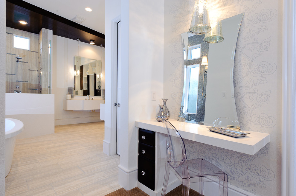 Modernes Badezimmer mit freistehender Badewanne, Eckdusche und beigen Fliesen in Austin