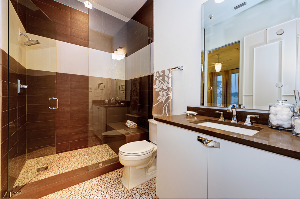Imagen de cuarto de baño contemporáneo con lavabo bajoencimera, armarios con paneles lisos, puertas de armario blancas, ducha empotrada, baldosas y/o azulejos marrones y encimeras marrones