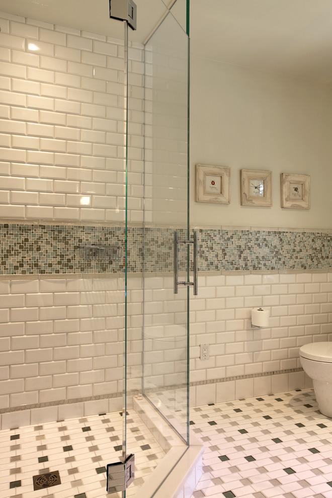 Imagen de cuarto de baño clásico renovado de tamaño medio con lavabo bajoencimera, encimera de cuarzo compacto, ducha esquinera, sanitario de una pieza, baldosas y/o azulejos de cemento, paredes blancas, suelo con mosaicos de baldosas y baldosas y/o azulejos blancos