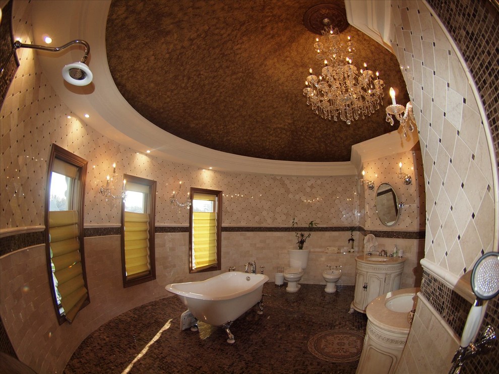 Идея дизайна: главная ванная комната в средиземноморском стиле с настольной раковиной, стеклянными фасадами, бежевыми фасадами, мраморной столешницей, открытым душем, унитазом-моноблоком, черной плиткой, каменной плиткой, бежевыми стенами и мраморным полом
