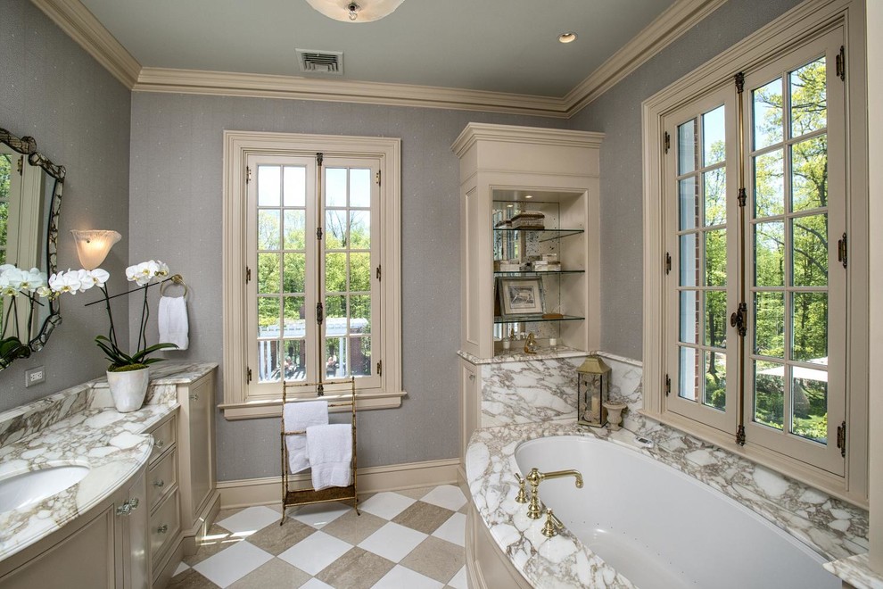 Inspiration för ett stort vintage en-suite badrum, med skåp i shakerstil, beige skåp, ett undermonterat badkar, blå väggar, klinkergolv i porslin, ett undermonterad handfat, marmorbänkskiva och flerfärgat golv