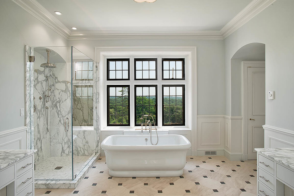 Свежая идея для дизайна: большая главная ванная комната в классическом стиле с плоскими фасадами, белыми фасадами, отдельно стоящей ванной, угловым душем, синими стенами, полом из керамической плитки, мраморной столешницей, бежевым полом и душем с распашными дверями - отличное фото интерьера