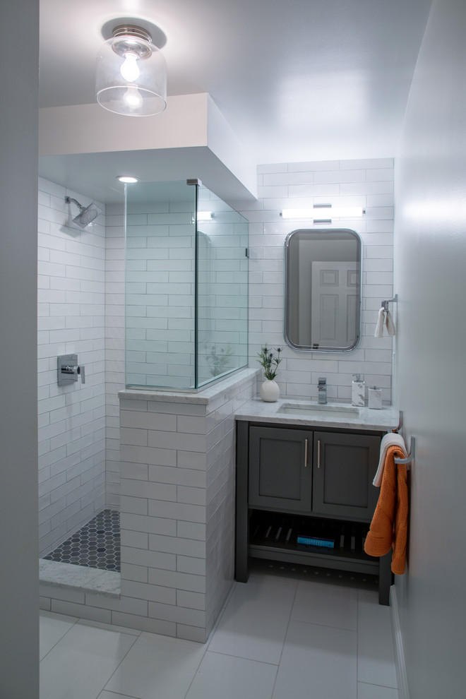Idéer för mellanstora funkis badrum med dusch, med skåp i shakerstil, grå skåp, en hörndusch, vit kakel, tunnelbanekakel, grå väggar, klinkergolv i småsten, ett undermonterad handfat, bänkskiva i kvartsit, grått golv och dusch med gångjärnsdörr