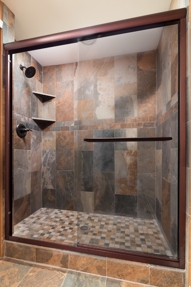 Mittelgroßes Modernes Duschbad mit Duschnische, Wandtoilette mit Spülkasten, farbigen Fliesen, Steinplatten, beiger Wandfarbe, Schieferboden und Sockelwaschbecken in Chicago