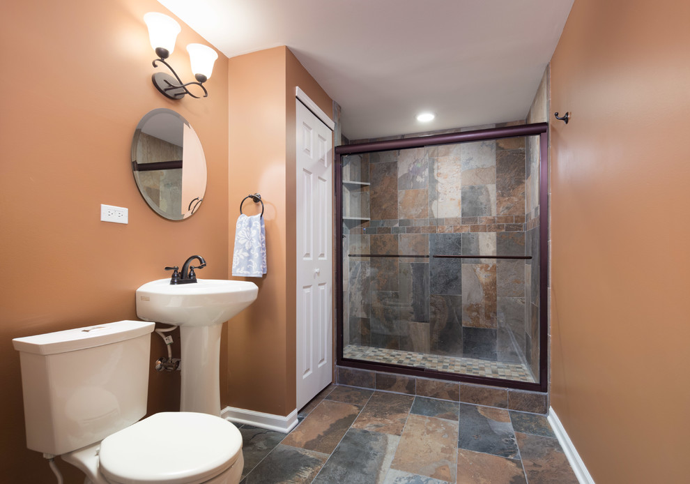 Idéer för att renovera ett mellanstort funkis badrum med dusch, med en dusch i en alkov, en toalettstol med separat cisternkåpa, flerfärgad kakel, stenhäll, beige väggar, skiffergolv och ett piedestal handfat