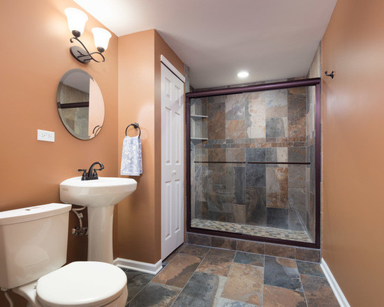 Immagine di una stanza da bagno con doccia design di medie dimensioni con doccia alcova, WC a due pezzi, piastrelle multicolore, lastra di pietra, pareti beige, pavimento in ardesia e lavabo a colonna