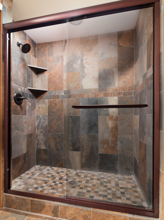 Exempel på ett mellanstort modernt badrum med dusch, med en dusch i en alkov, en toalettstol med separat cisternkåpa, flerfärgad kakel, stenhäll, beige väggar, skiffergolv och ett piedestal handfat