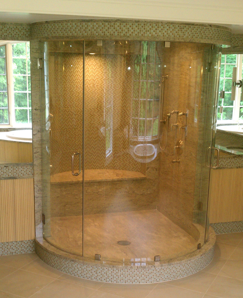 Inspiration för ett mycket stort funkis en-suite badrum, med granitbänkskiva, en dubbeldusch, grön kakel och mosaik