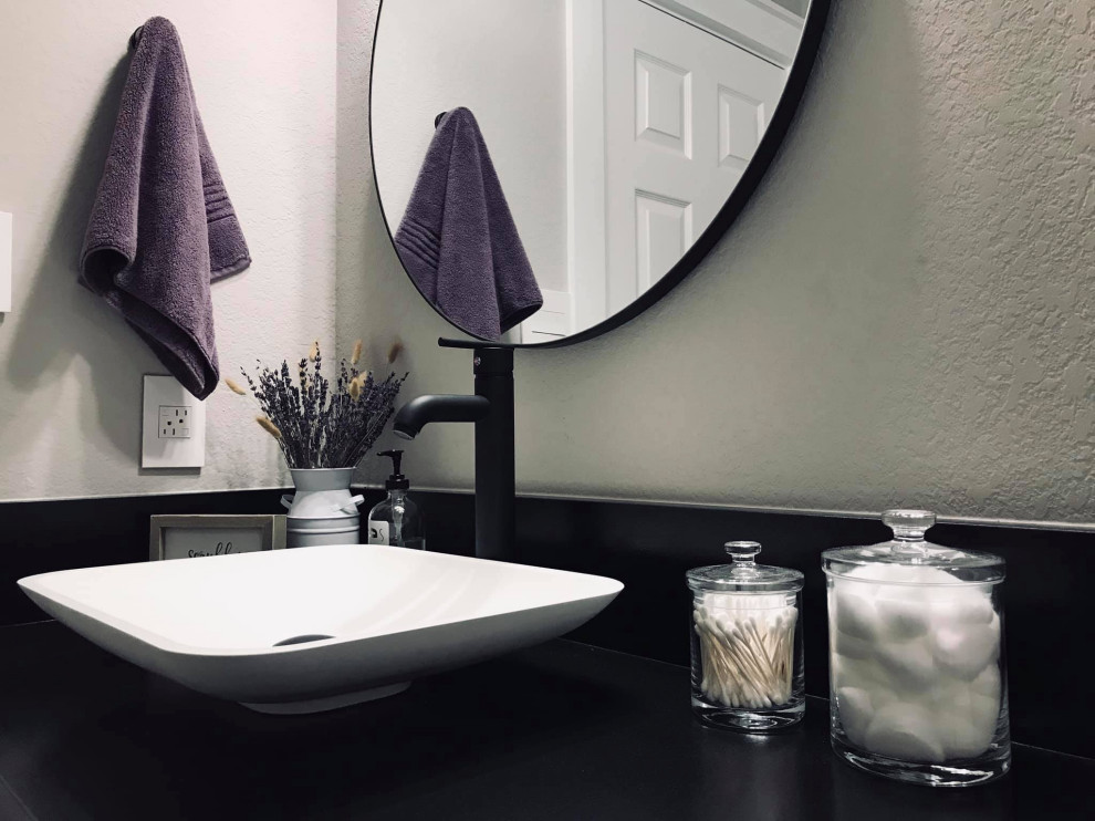 Foto på ett litet lantligt svart badrum med dusch, med möbel-liknande, skåp i mellenmörkt trä, en toalettstol med hel cisternkåpa, vita väggar, klinkergolv i keramik, ett fristående handfat, granitbänkskiva och grått golv
