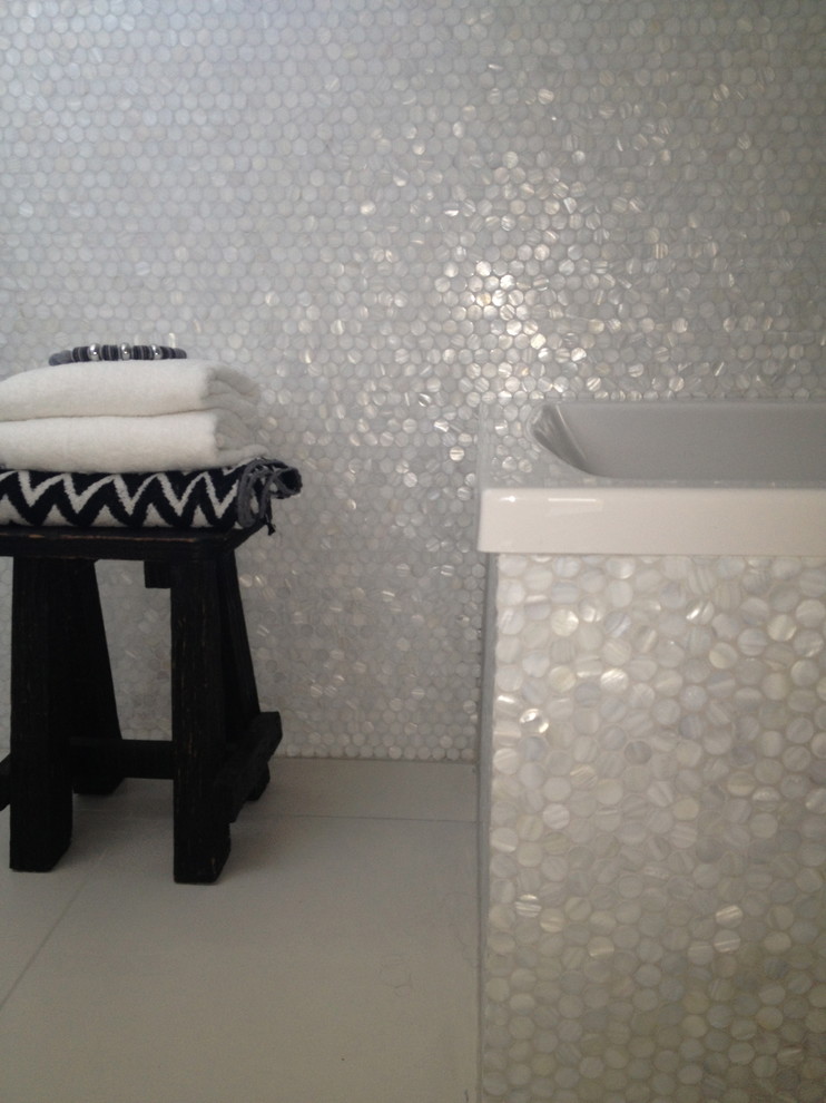 Ejemplo de cuarto de baño contemporáneo con baldosas y/o azulejos blancos y baldosas y/o azulejos en mosaico