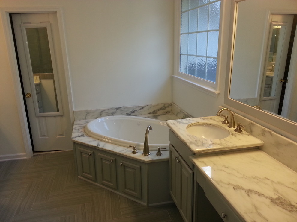 Großes Modernes Badezimmer En Suite mit Einbauwaschbecken, profilierten Schrankfronten, grünen Schränken, Einbaubadewanne, Wandtoilette mit Spülkasten und weißer Wandfarbe in Atlanta