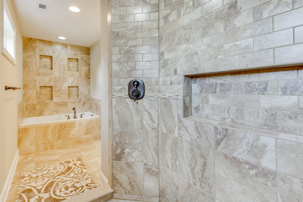 Свежая идея для дизайна: главная ванная комната среднего размера в стиле неоклассика (современная классика) с накладной ванной, угловым душем, бежевой плиткой, серой плиткой, керамогранитной плиткой, белыми стенами и полом из травертина - отличное фото интерьера