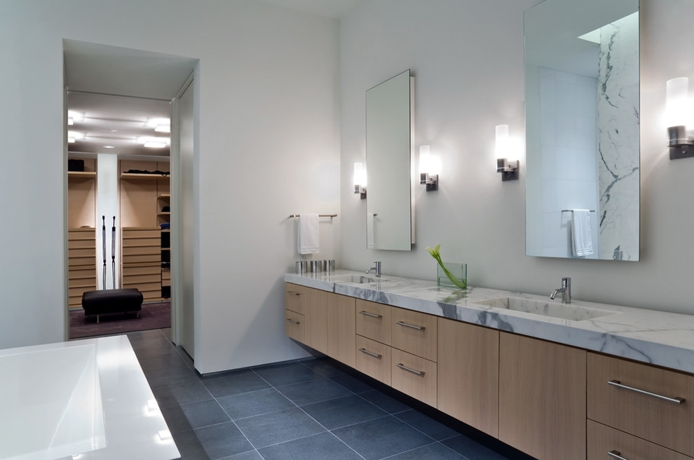 Стильный дизайн: ванная комната в современном стиле с плоскими фасадами, светлыми деревянными фасадами, отдельно стоящей ванной и белыми стенами - последний тренд