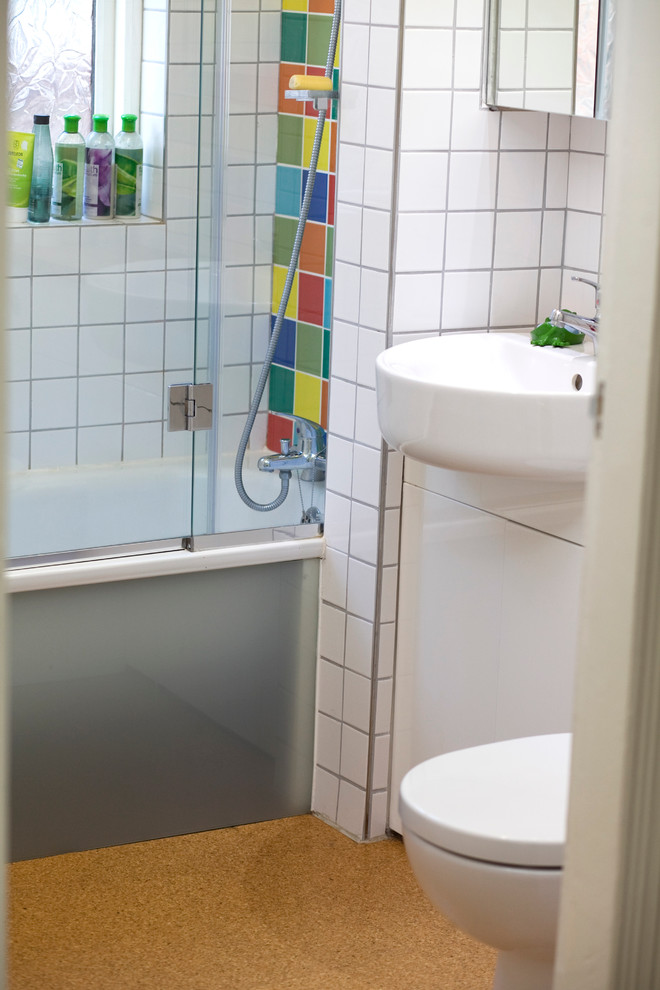 Foto på ett litet eklektiskt badrum, med ett integrerad handfat, släta luckor, träbänkskiva, en dusch i en alkov, flerfärgad kakel, keramikplattor och korkgolv