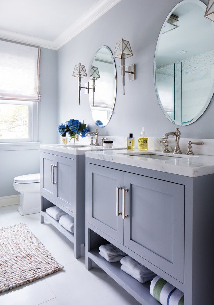 Exempel på ett litet maritimt badrum med dusch, med grå skåp, en toalettstol med separat cisternkåpa, grå väggar, klinkergolv i porslin, ett undermonterad handfat, marmorbänkskiva, vitt golv och skåp i shakerstil