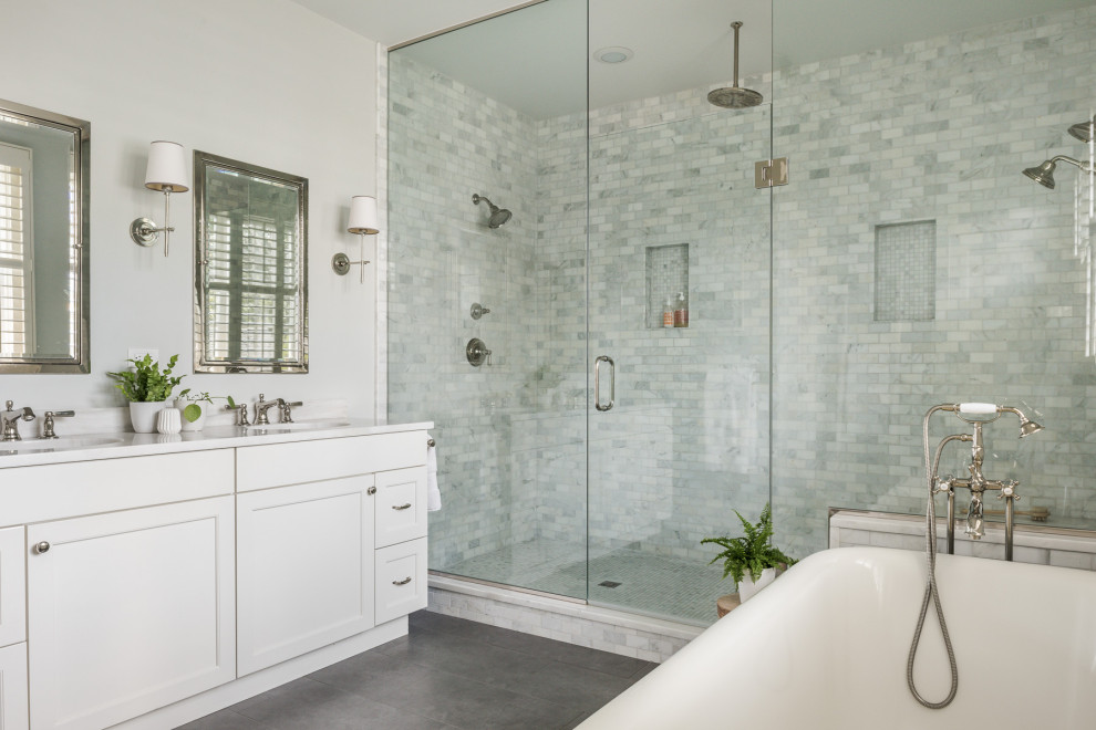Idee per una stanza da bagno chic con ante in stile shaker, ante bianche, vasca freestanding, piastrelle bianche, pareti bianche, lavabo sottopiano, pavimento grigio e top bianco
