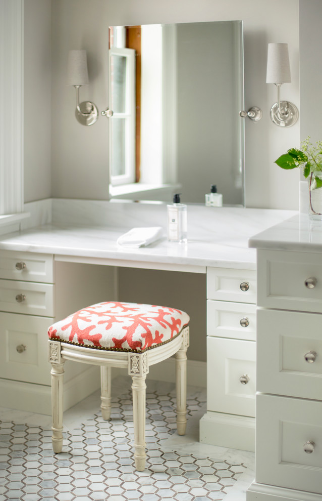 Idéer för ett stort klassiskt en-suite badrum, med ett undermonterad handfat, luckor med infälld panel, vita skåp, marmorbänkskiva, ett fristående badkar, en hörndusch, en toalettstol med hel cisternkåpa, vit kakel, stenkakel, beige väggar och marmorgolv