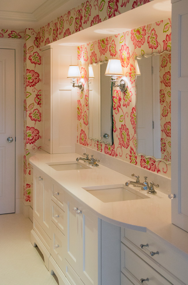 Idéer för ett mellanstort klassiskt badrum för barn, med ett undermonterad handfat, luckor med infälld panel, vita skåp, en dusch i en alkov, en toalettstol med separat cisternkåpa, vit kakel, stenkakel och rosa väggar