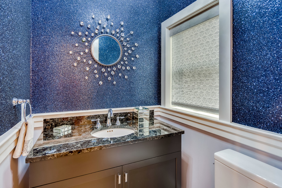 Modelo de cuarto de baño tradicional renovado pequeño con armarios estilo shaker, puertas de armario marrones, paredes azules, suelo de baldosas de porcelana, lavabo bajoencimera, encimera de cuarcita, suelo gris y encimeras marrones