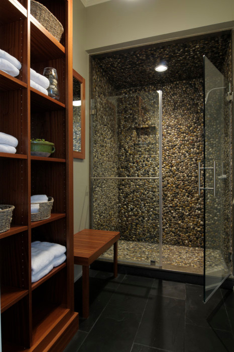 Idee per una stanza da bagno chic con piastrelle in pietra e pavimento in ardesia