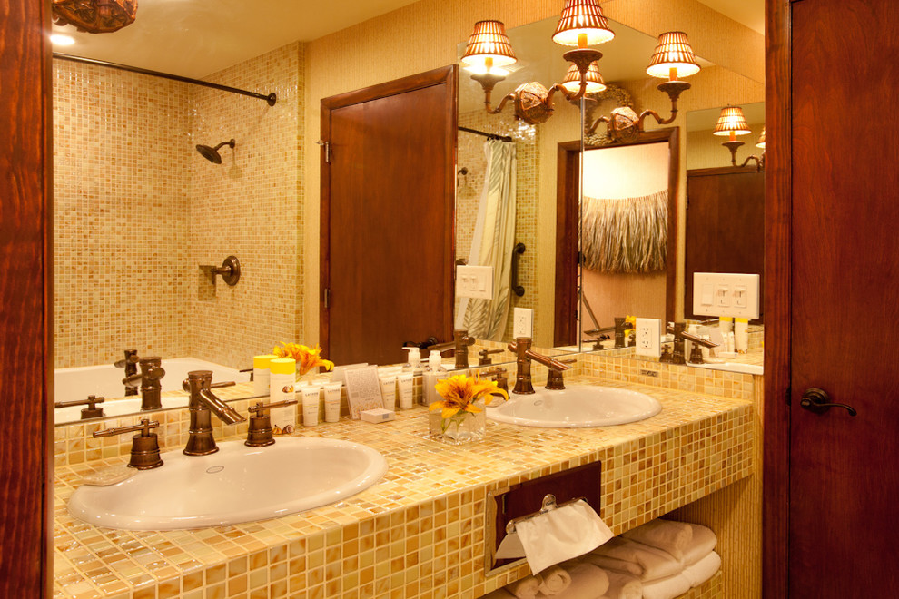 Пример оригинального дизайна: главная ванная комната среднего размера в стиле фьюжн с накладной раковиной, бежевой плиткой и стеклянной плиткой