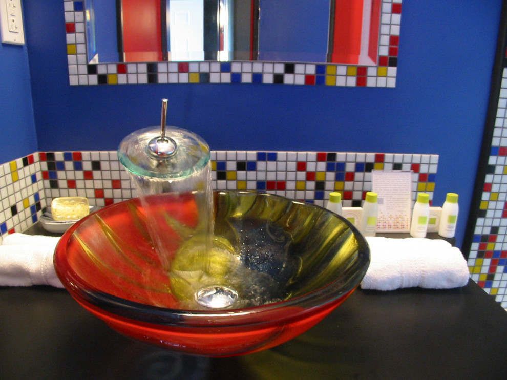 Esempio di una piccola stanza da bagno padronale design con piastrelle multicolore, piastrelle di vetro, pareti blu e lavabo a bacinella