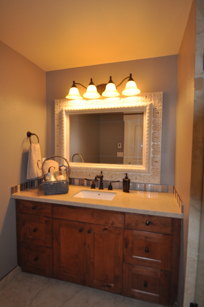 Cette image montre une petite salle de bain principale rustique en bois brun avec un lavabo encastré, un placard avec porte à panneau surélevé, un plan de toilette en quartz modifié, une douche d'angle, WC séparés, un carrelage beige, des carreaux de porcelaine, un mur beige et un sol en carrelage de porcelaine.