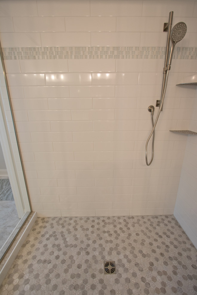 Foto di una stanza da bagno padronale classica con doccia ad angolo, piastrelle bianche e piastrelle in ceramica