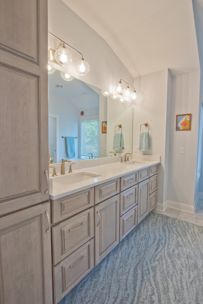 Exempel på ett klassiskt beige beige en-suite badrum, med luckor med upphöjd panel, beige skåp, vita väggar, bänkskiva i kvarts och ett undermonterad handfat