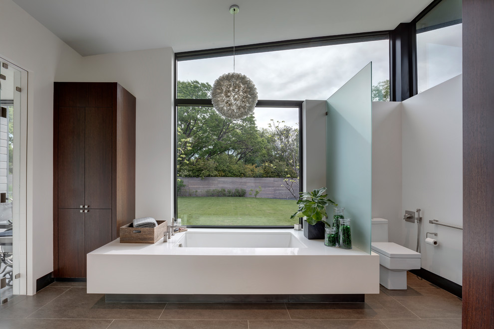 Exemple d'une grande salle de bain principale tendance avec une baignoire encastrée, un mur blanc, un sol en carrelage de céramique et un sol gris.