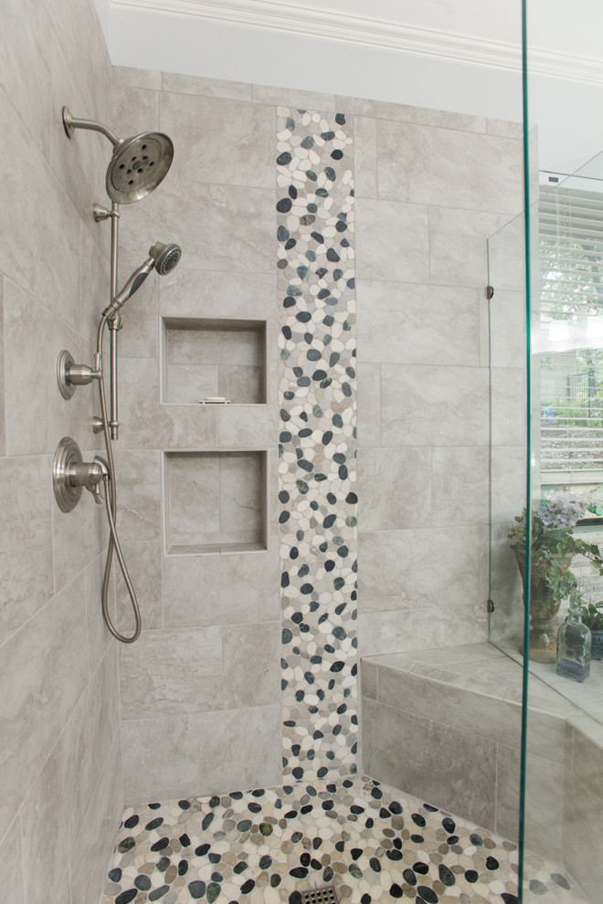 Lantlig inredning av ett mellanstort vit vitt en-suite badrum, med luckor med upphöjd panel, grå skåp, ett platsbyggt badkar, en dusch i en alkov, en toalettstol med separat cisternkåpa, grå kakel, porslinskakel, grå väggar, klinkergolv i porslin, ett undermonterad handfat, granitbänkskiva, grått golv och dusch med gångjärnsdörr