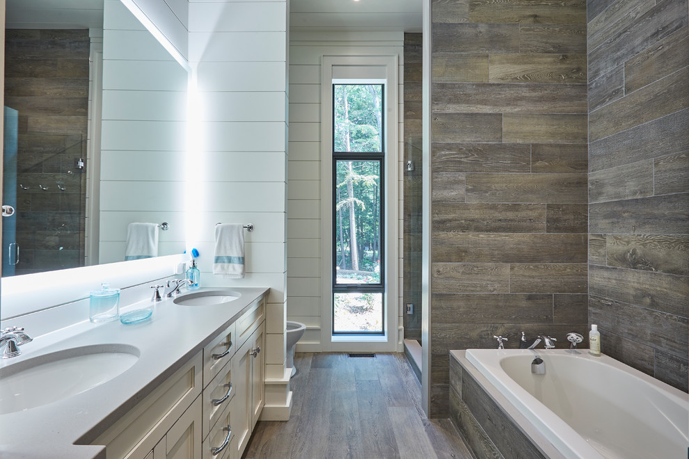 Свежая идея для дизайна: большая главная ванная комната в стиле неоклассика (современная классика) с фасадами в стиле шейкер, бежевыми фасадами, накладной ванной, открытым душем, раздельным унитазом, разноцветной плиткой, каменной плиткой, белыми стенами, полом из керамогранита, врезной раковиной, разноцветным полом, душем с распашными дверями и серой столешницей - отличное фото интерьера