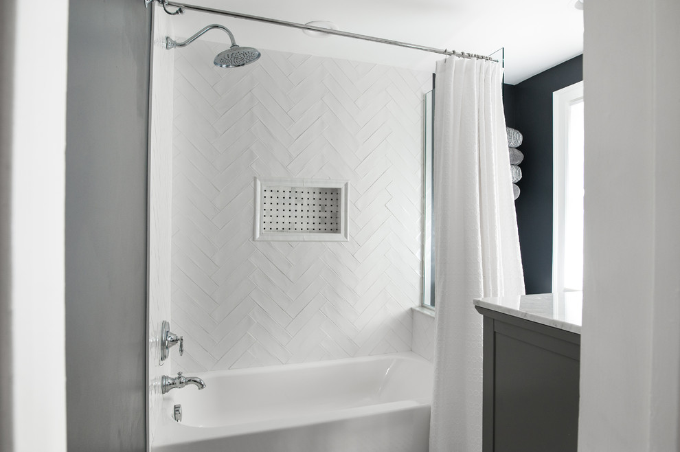 Idéer för mellanstora amerikanska vitt en-suite badrum, med möbel-liknande, grå skåp, ett badkar i en alkov, en dusch/badkar-kombination, en toalettstol med separat cisternkåpa, vit kakel, tunnelbanekakel, svarta väggar, klinkergolv i keramik, ett undermonterad handfat, marmorbänkskiva, vitt golv och dusch med duschdraperi