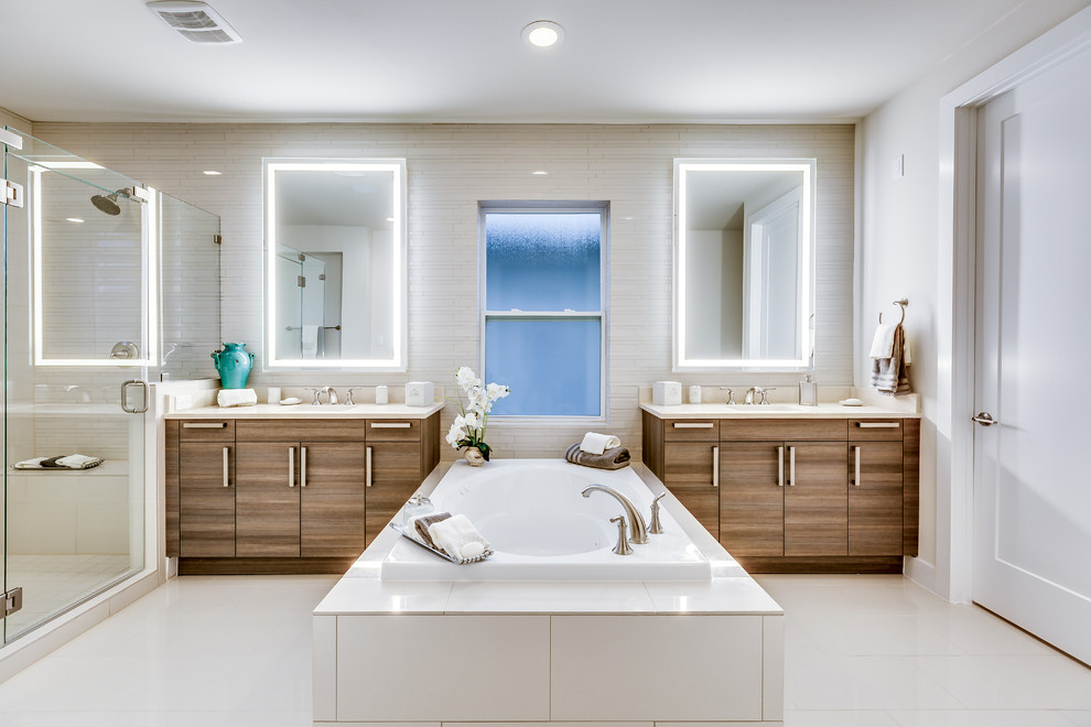 Пример оригинального дизайна: ванная комната в современном стиле с плоскими фасадами, темными деревянными фасадами, накладной ванной, серой плиткой, белой плиткой, белыми стенами и душем с распашными дверями