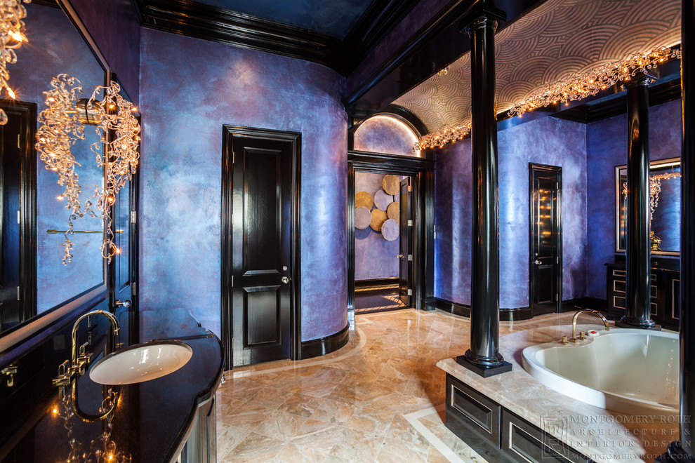 ヒューストンにある広いエクレクティックスタイルのおしゃれなマスターバスルーム (アンダーカウンター洗面器、レイズドパネル扉のキャビネット、黒いキャビネット、御影石の洗面台、ベージュのタイル、石タイル、紫の壁) の写真