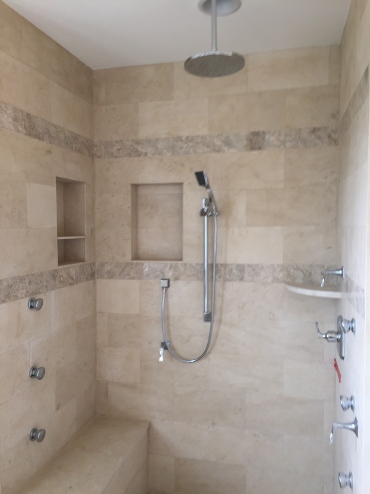Imagen de cuarto de baño actual con baldosas y/o azulejos beige, baldosas y/o azulejos de piedra y suelo de mármol