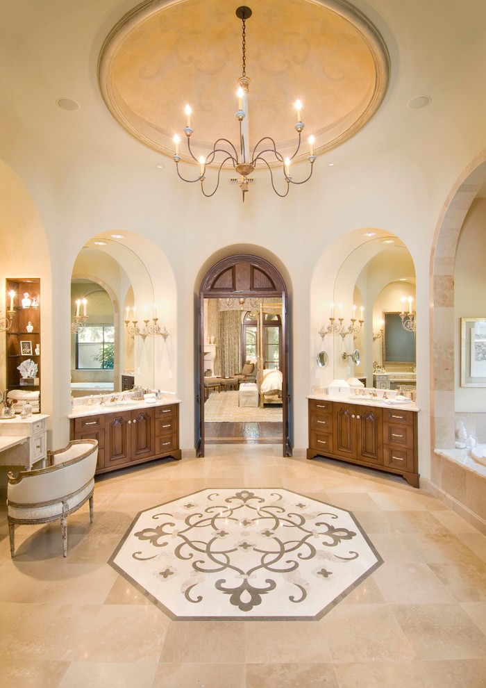 Inspiration för medelhavsstil en-suite badrum, med skåp i mellenmörkt trä, beige väggar, marmorgolv och beiget golv