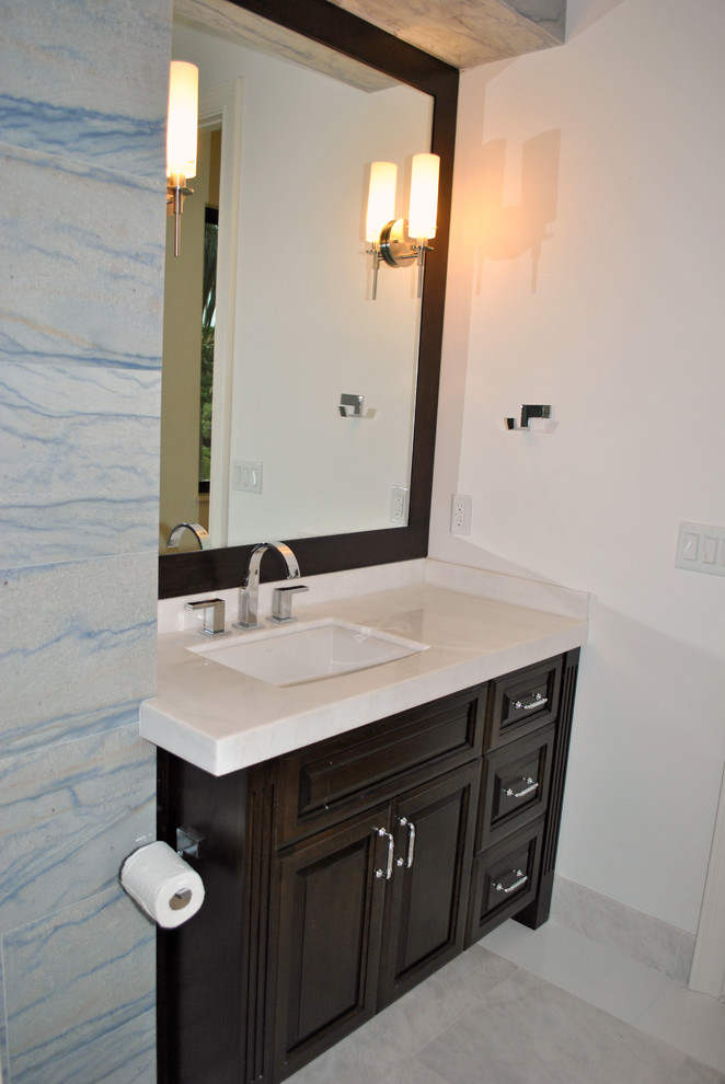 Idéer för att renovera ett vintage badrum, med ett undermonterad handfat, luckor med upphöjd panel, skåp i mellenmörkt trä, marmorbänkskiva, vit kakel och stenkakel