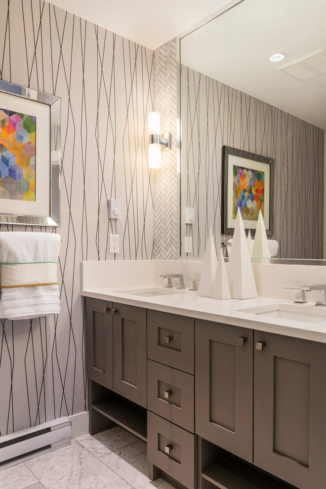 Mittelgroßes Modernes Badezimmer En Suite mit Schrankfronten im Shaker-Stil, grauen Schränken, grauen Fliesen, Unterbauwaschbecken, Mosaikfliesen und Marmorboden in Vancouver