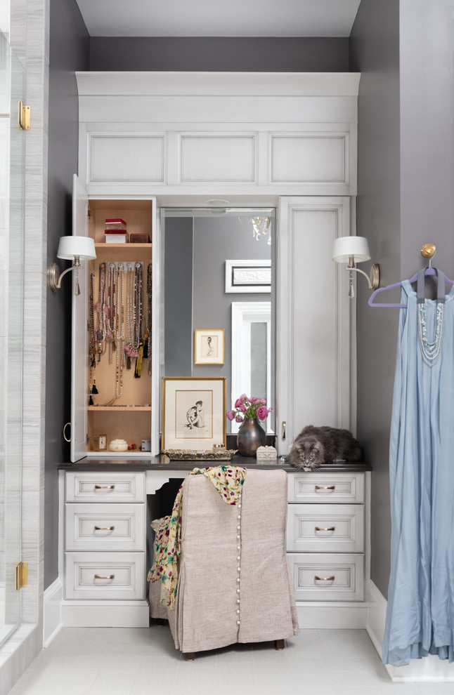 Imagen de cuarto de baño principal clásico con armarios con paneles empotrados, puertas de armario blancas, paredes grises, suelo blanco y encimeras grises