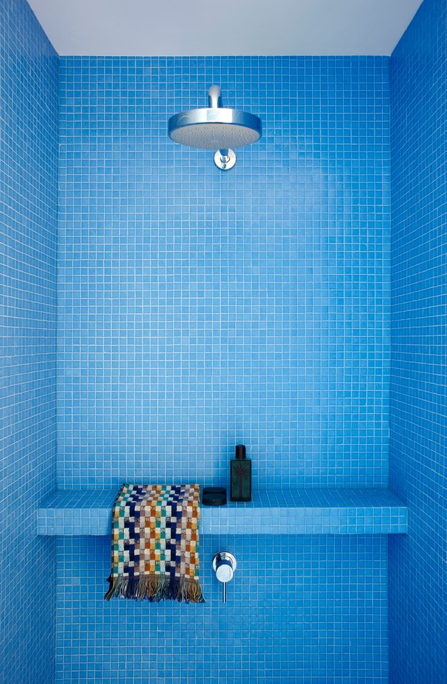 Ejemplo de cuarto de baño minimalista con baldosas y/o azulejos en mosaico