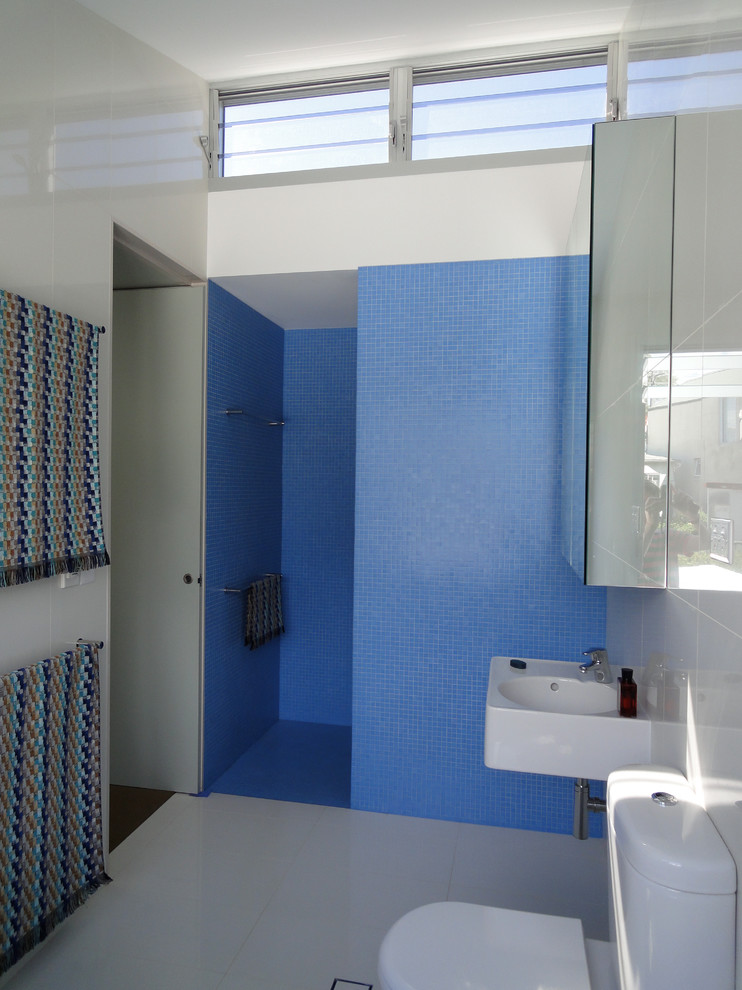 Immagine di un'in muratura stanza da bagno minimalista con lavabo sospeso
