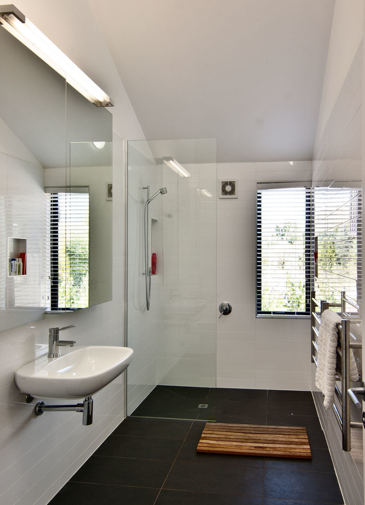 Идея дизайна: ванная комната в современном стиле с подвесной раковиной, душем без бортиков, белой плиткой и белыми стенами