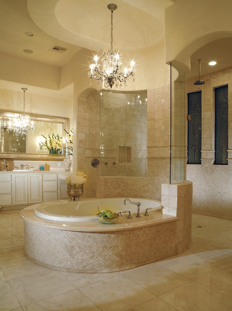 Cette photo montre une salle de bain principale chic avec une baignoire posée, une douche ouverte, du carrelage en travertin et un plan de toilette en marbre.