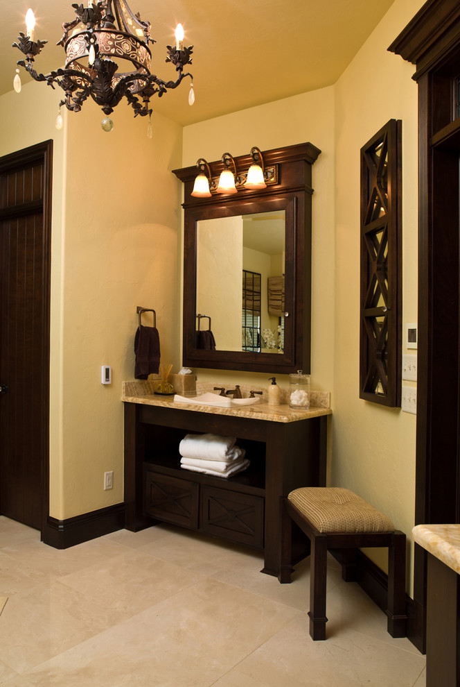 Modelo de cuarto de baño contemporáneo con lavabo sobreencimera, puertas de armario de madera en tonos medios y armarios con paneles empotrados