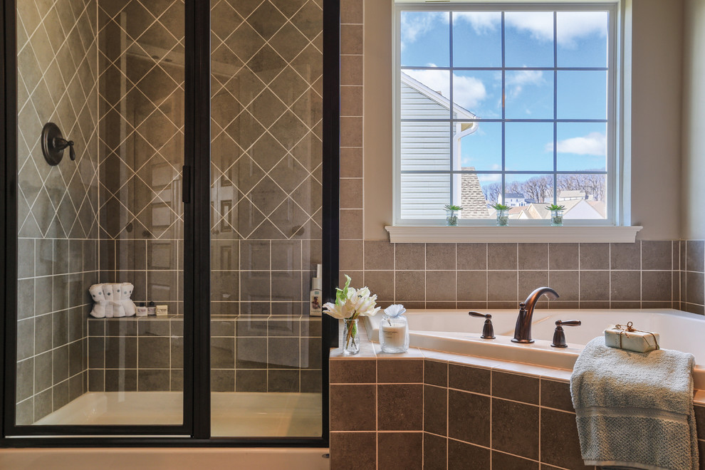 На фото: большая главная ванная комната в классическом стиле с угловой ванной, угловым душем, бежевой плиткой, бежевыми стенами и полом из керамической плитки
